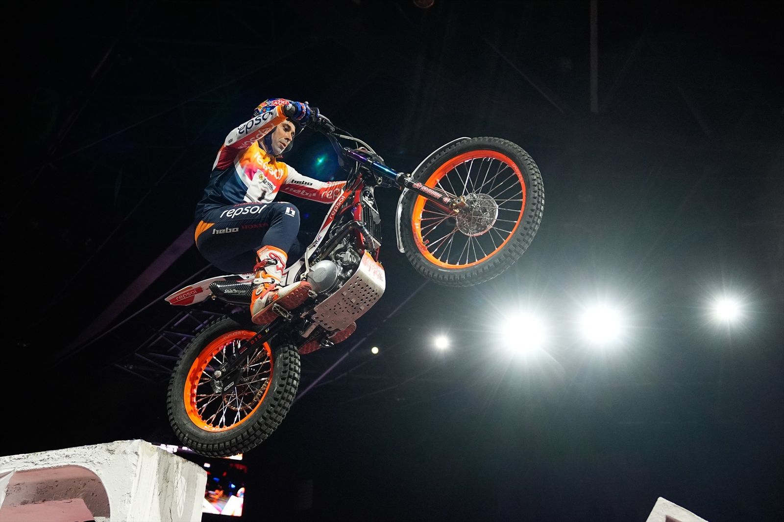 Toni Bou supera un obstáculo en un trial en pista cubierta disputado en Madrid el pasado mes de octubre.