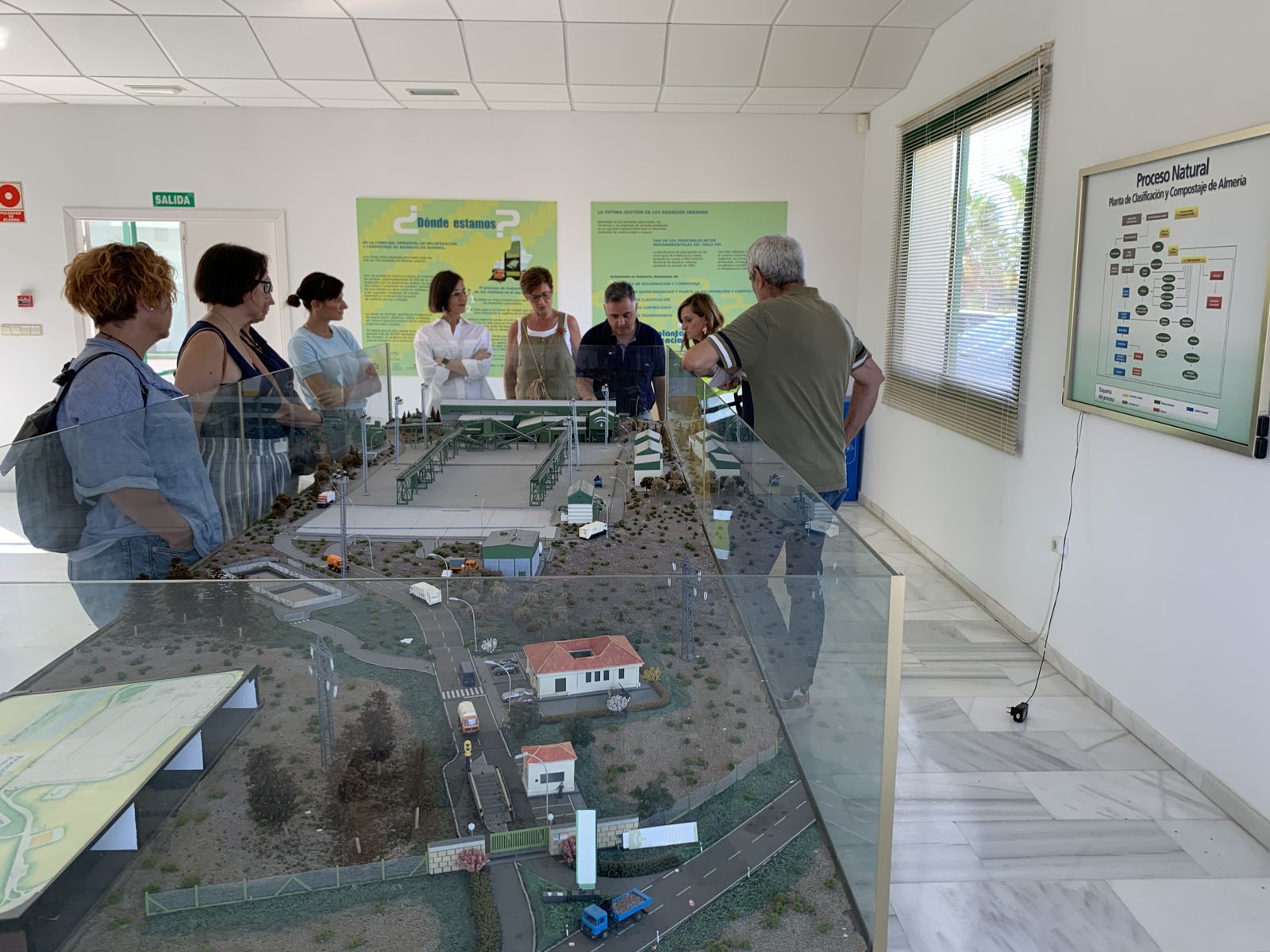 Cobos con la portavoz y concejales del PSOE