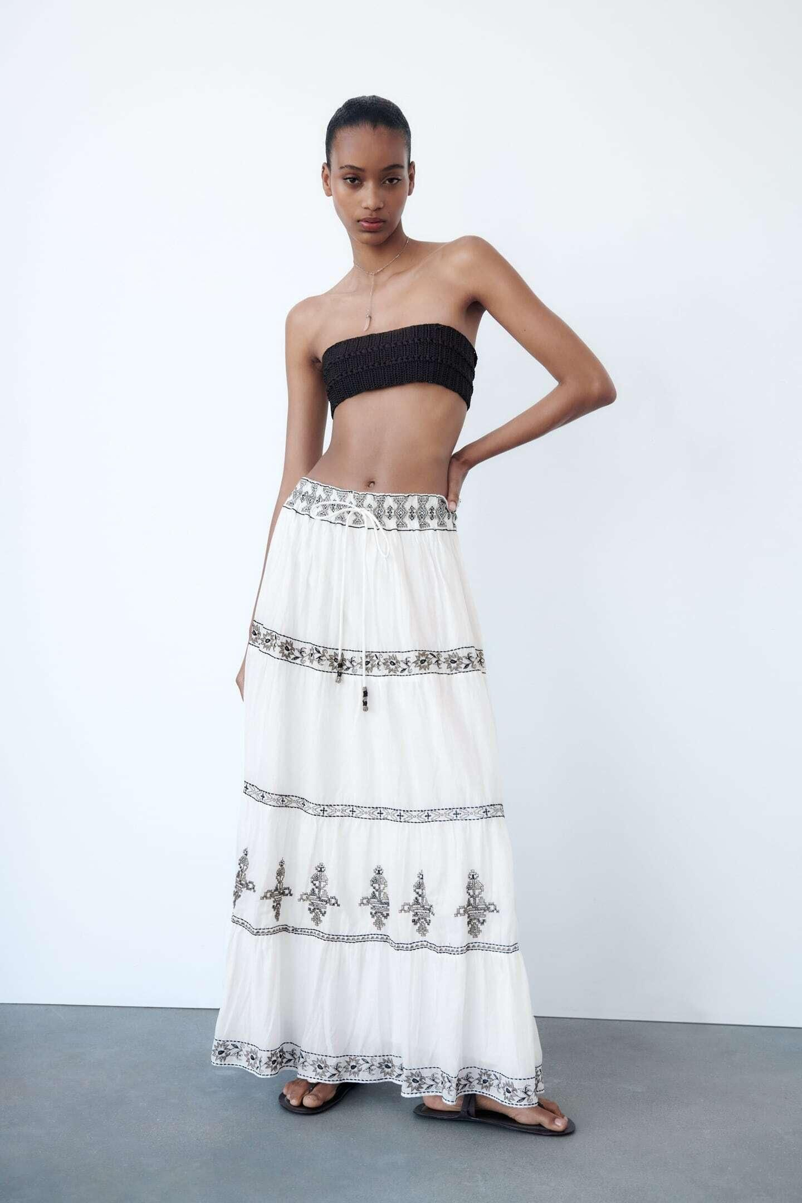 Falda con bordados de Zara.