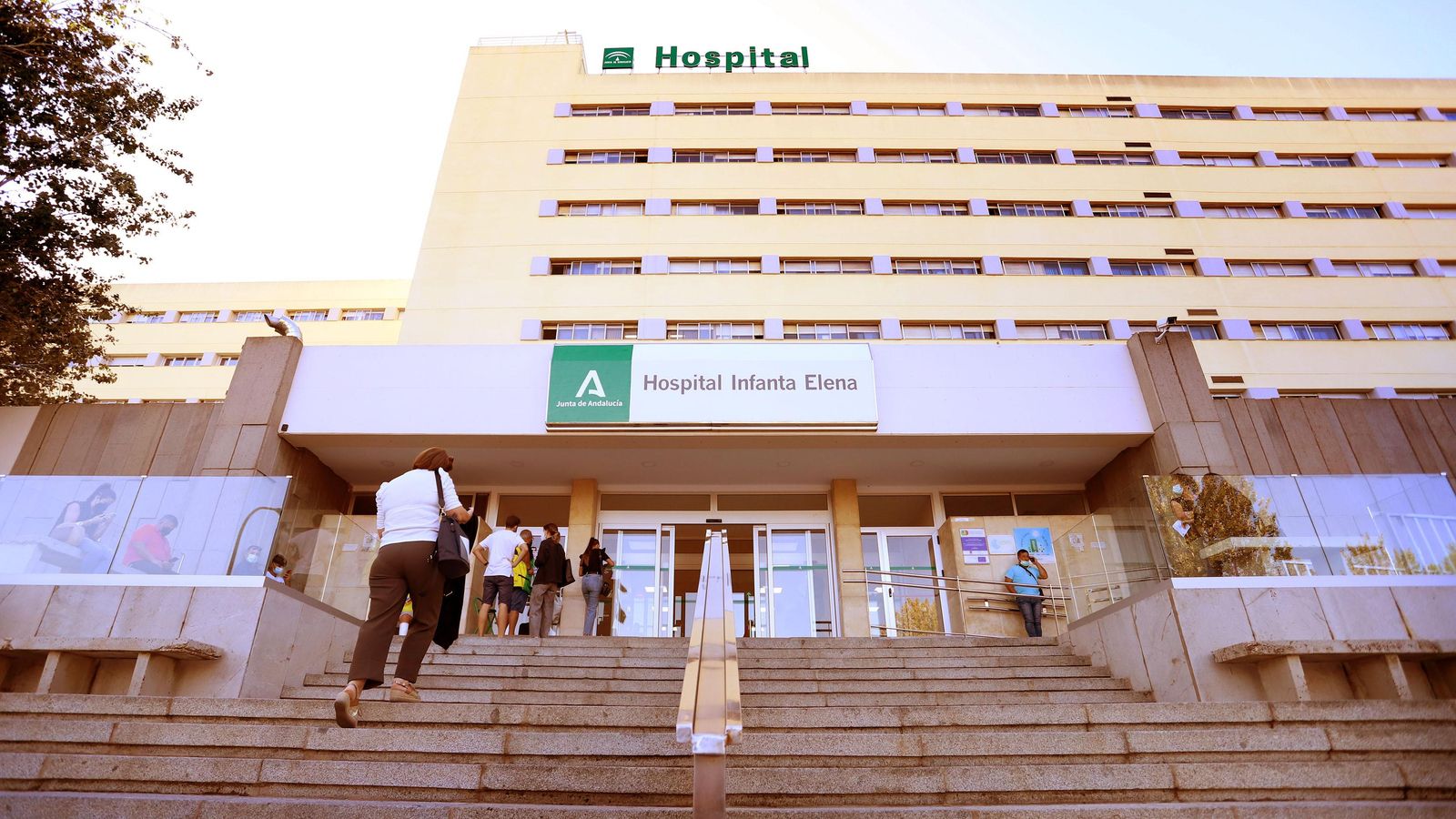 Puerta principal del hospital Infanta Elena.