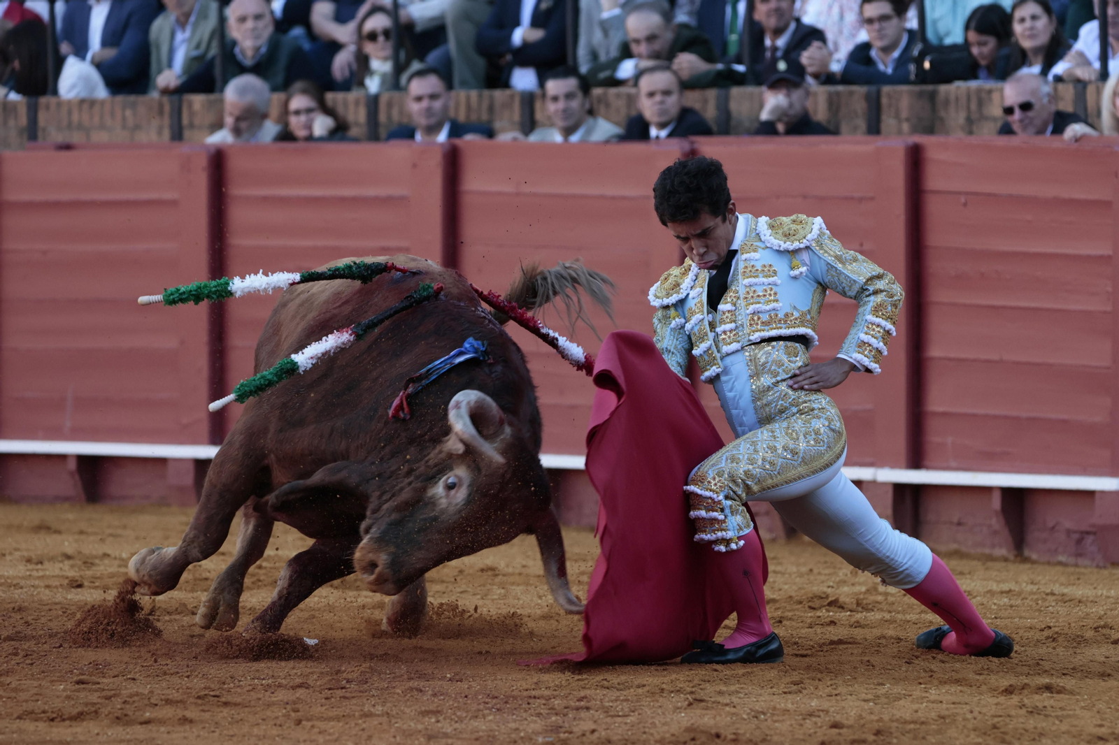 Las imágenes de la tercera del abono de los toros en la Maestranza  de Sevilla