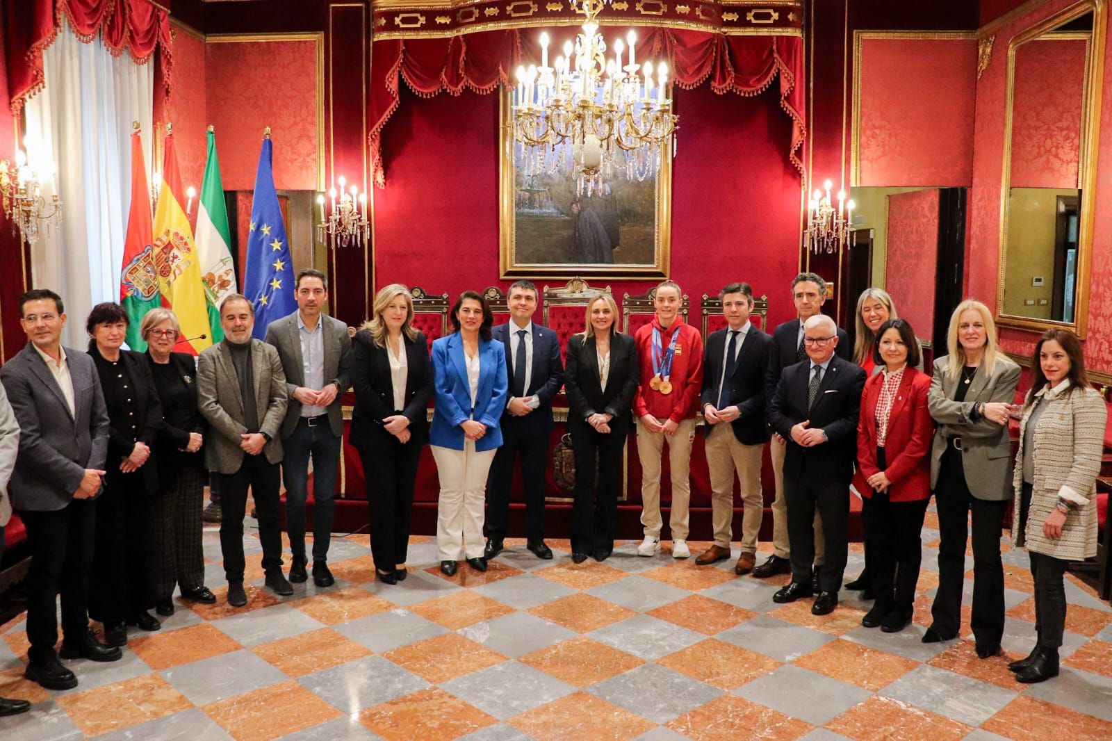 Foto de familia de Ana Alonso con toda la corporación municipal