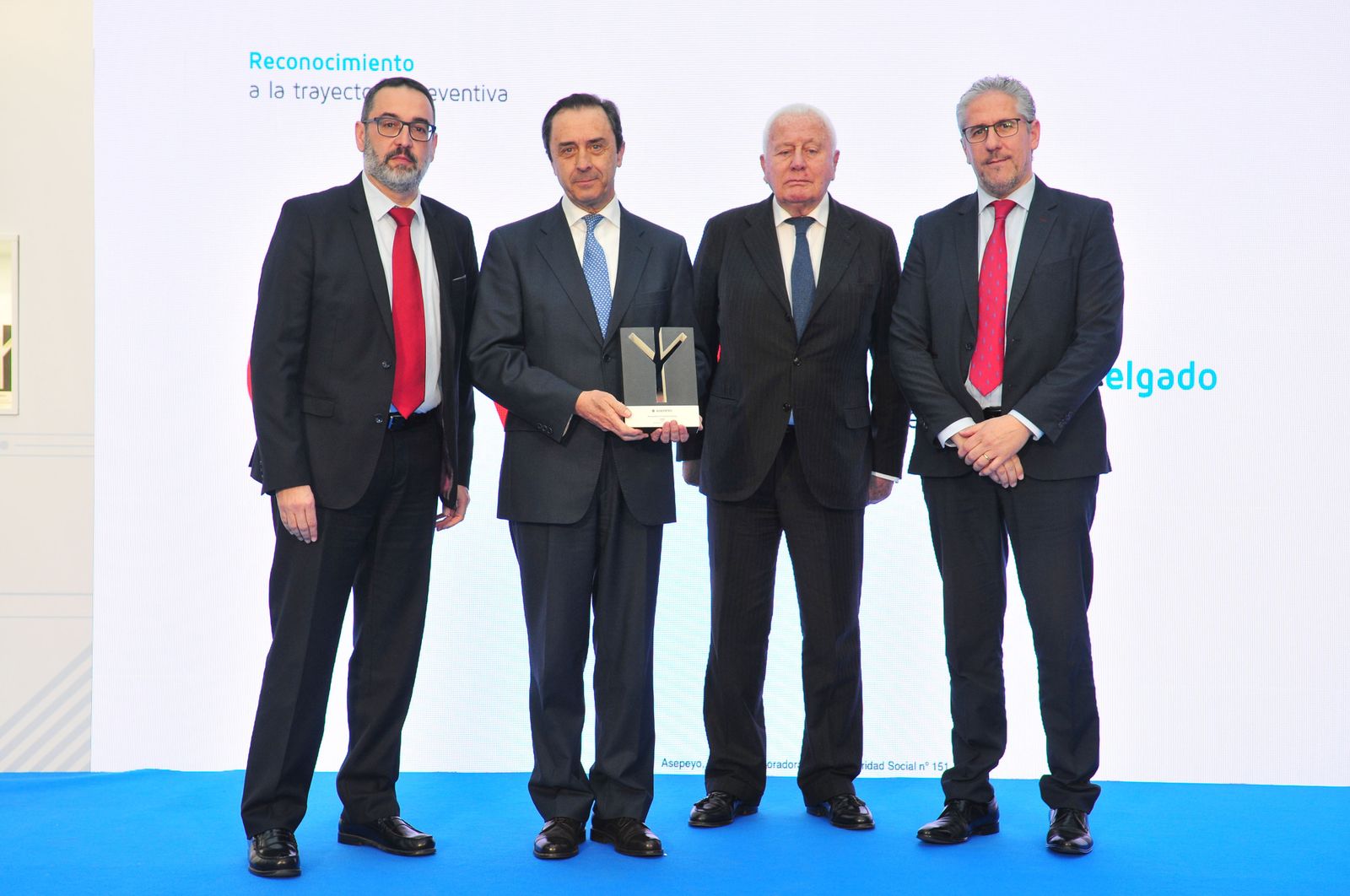 El presidente de Covap muestra el premio concedido por Asepeyo.