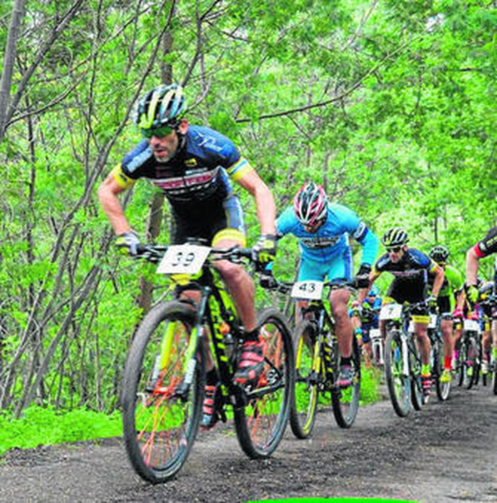 Javier Macías tira del grupo en la prueba celebrada en tierras andevaleñas.