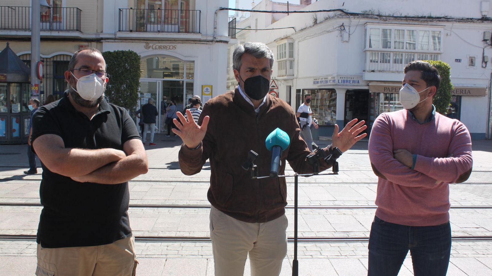 Fran Romero, junto a representantes sindicales de Correos, esta mañana.