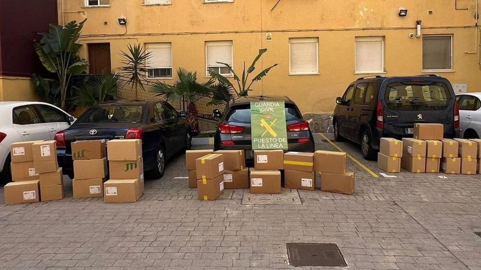 La Guardia Civil detiene a 20 personas que conformaban una red criminal dedicada al contrabando de tabaco desde Gibraltar. La Guardia Civil detiene a 20 personas que conformaban una red criminal dedicada al contrabando de tabaco desde Gibraltar.