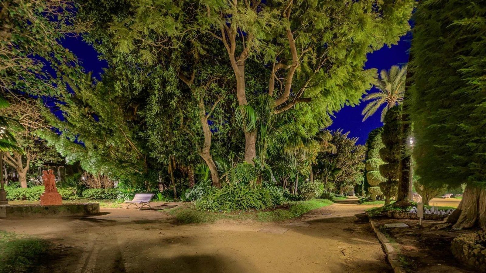 Más de 150 especies de árboles, palmeras y arbustos, la mayoría exóticos, se integran en el parque