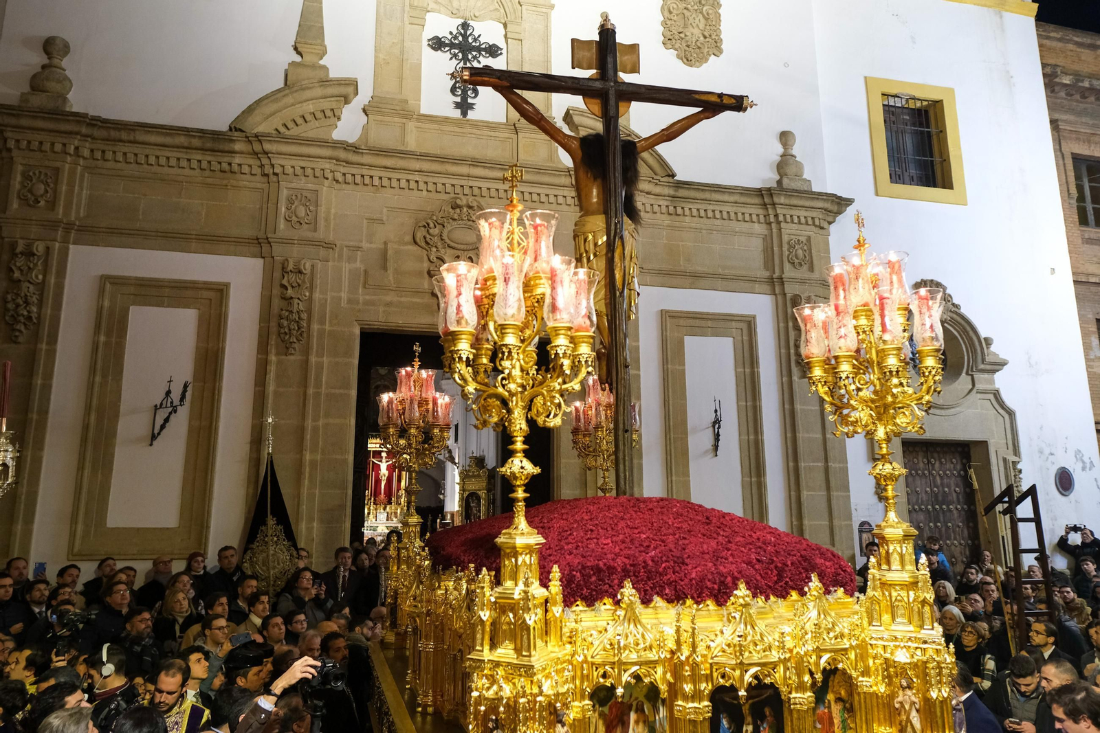Imágenes de la procesión extraordinaria de regreso del Cristo de San Agustín a San Roque