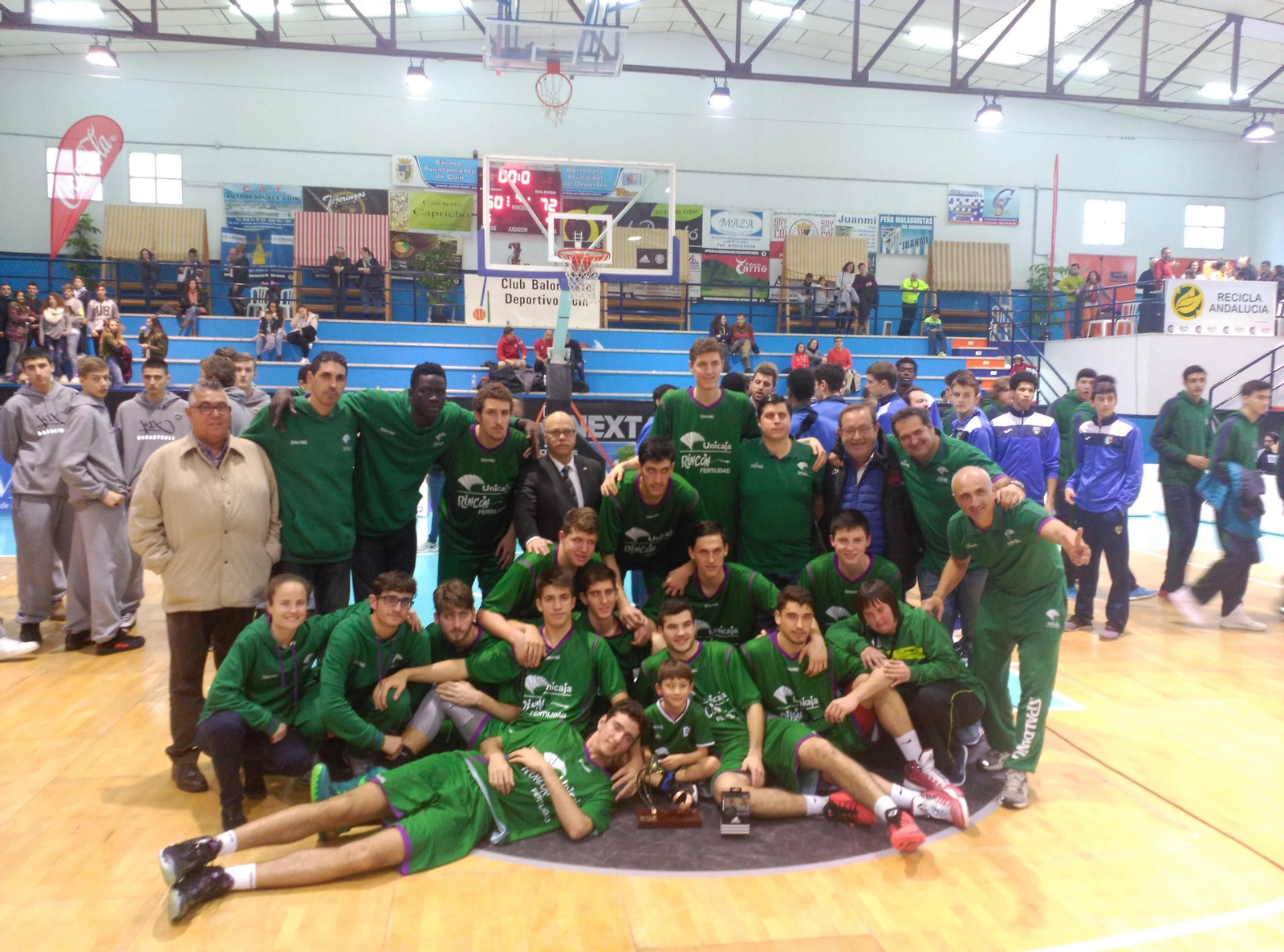 El Unicaja posa con el trofeo de subcampeón.