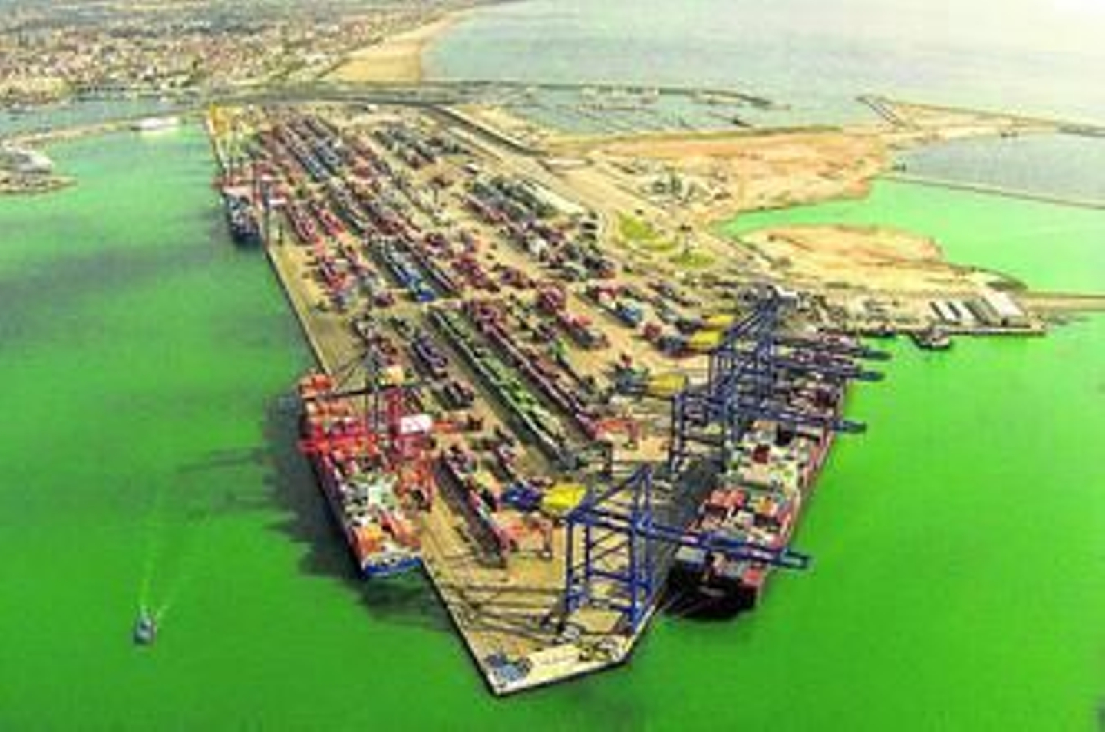 TCV, la terminal de Grup Maritim TCB en el puerto de Valencia. TCV, la terminal de Grup Maritim TCB en el puerto de Valencia.