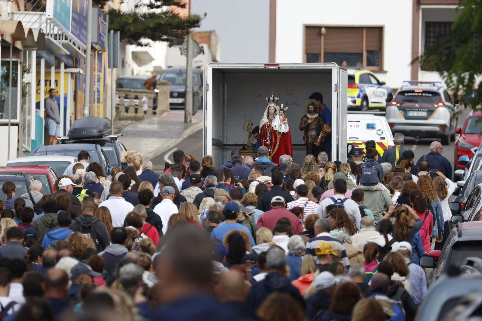 La Virgen de la Luz, patrona de Tarifa, regresa a su santuario entre el fervor y la lluvia