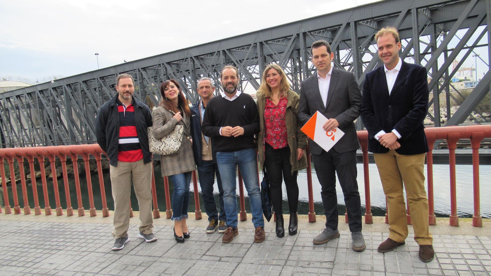 El equipo de Ciudadanos con Juan Cassá en el centro.