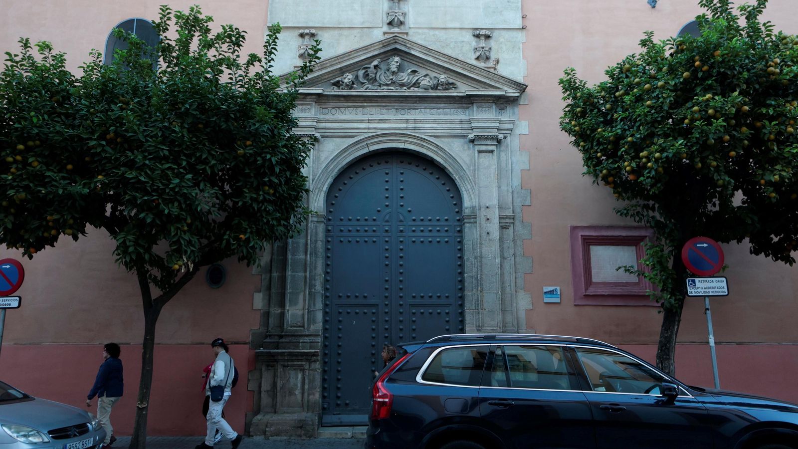 La bella portada de piedra de la puerta de la calle Cardenal Cisneros de la Parroquia de San Vicente.