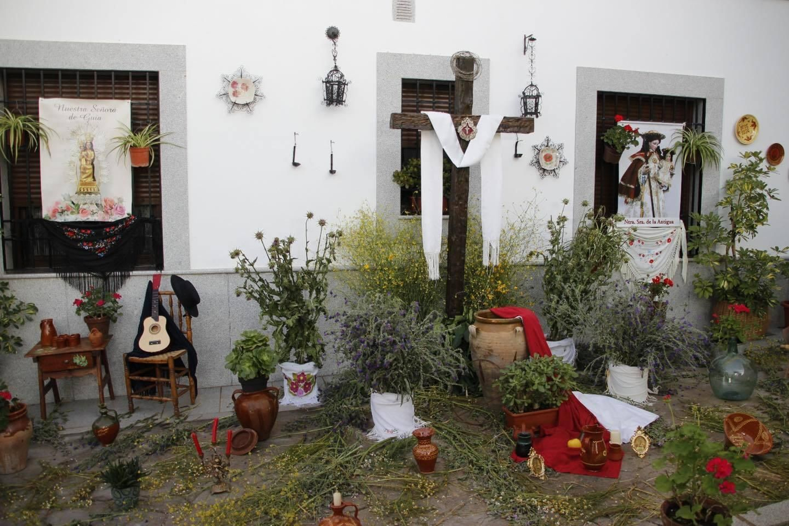 Un recorrido en imágenes por las Cruces de Mayo de Hinojosa del Duque