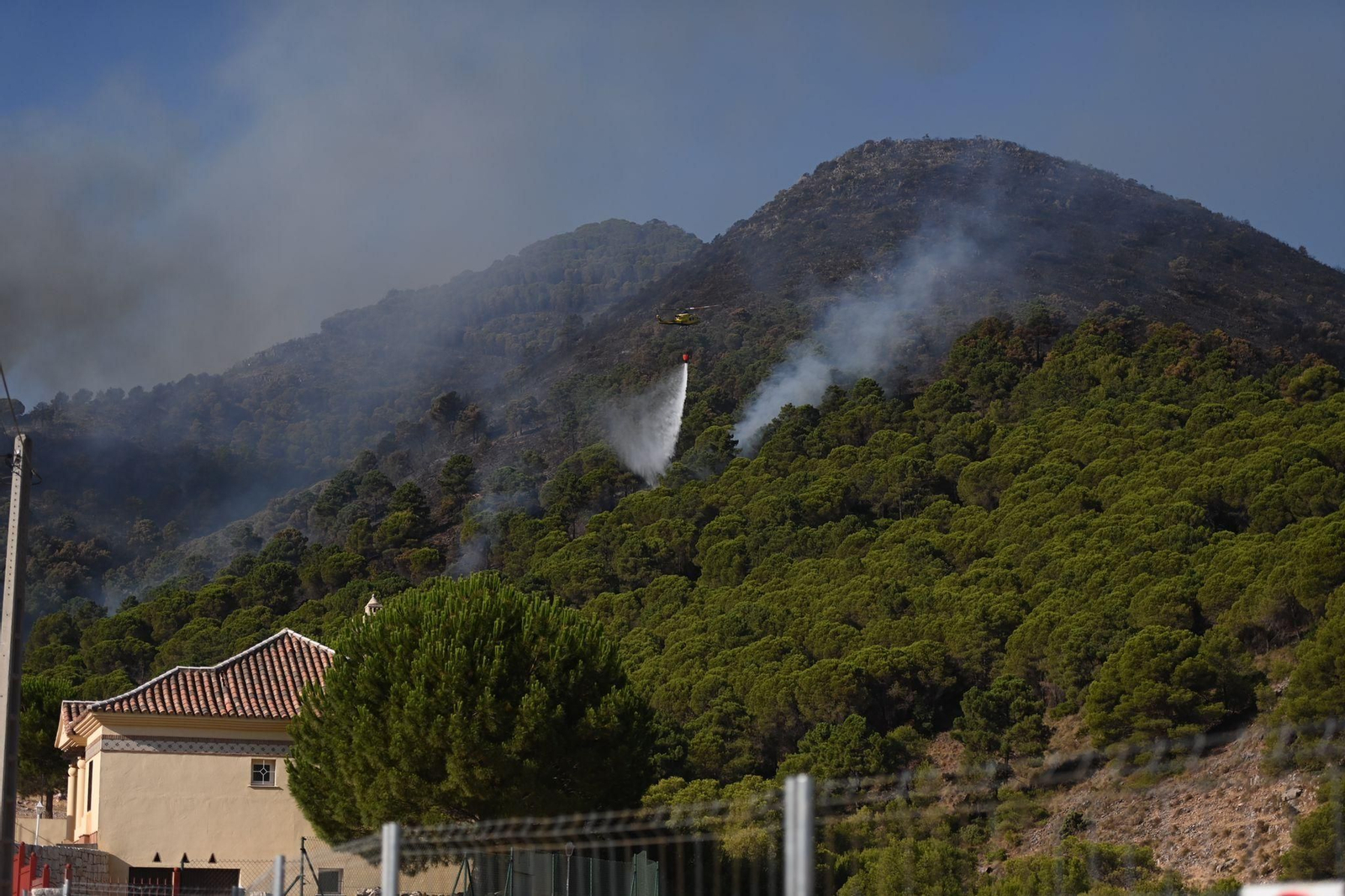 Las fotos de la lucha contra el fuego en Pinos de Alhaurín