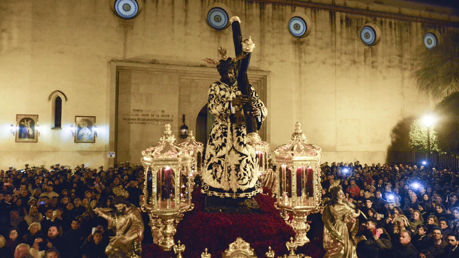 El Señor de la Salud, tras salir de su templo.