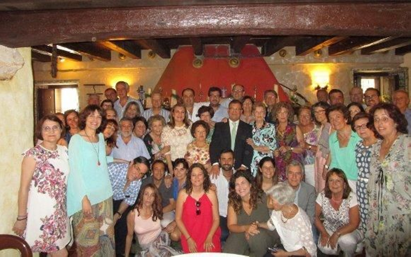 El homenajeado Servando Pantoja Rosso, rodeado del grupo de compañeros y familiares, que acudieron a la celebración de la comida, con motivo de su jubilación, tras ejercer el cargo de jefe de la Unidad de Cuidadados Intensivos, pediátrica, del Hospistal Universitario Puerta del Mar.  Foto: Ignacio Casas de Ciria