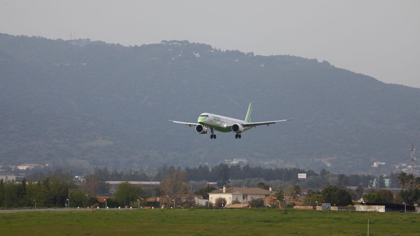 Un avión de Binter se dispone a tomar tierra en el aeropuerto de Córdoba.