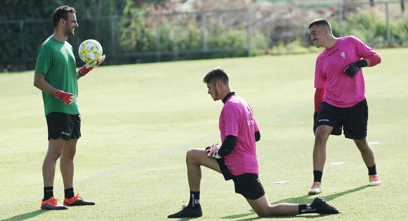 Juliaan Laverge, en el centro de la imagen, estira en un entrenamiento, junto a Sebas Moyano y Edu Frías.