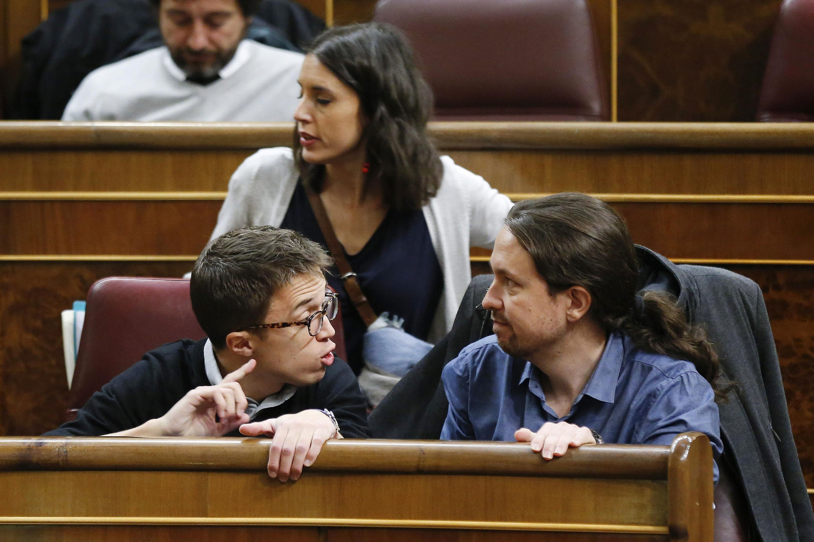 Pablo Iglesias  conversa con Íñigo Errejón ante Irene Montero al inicio del pleno de un pleno