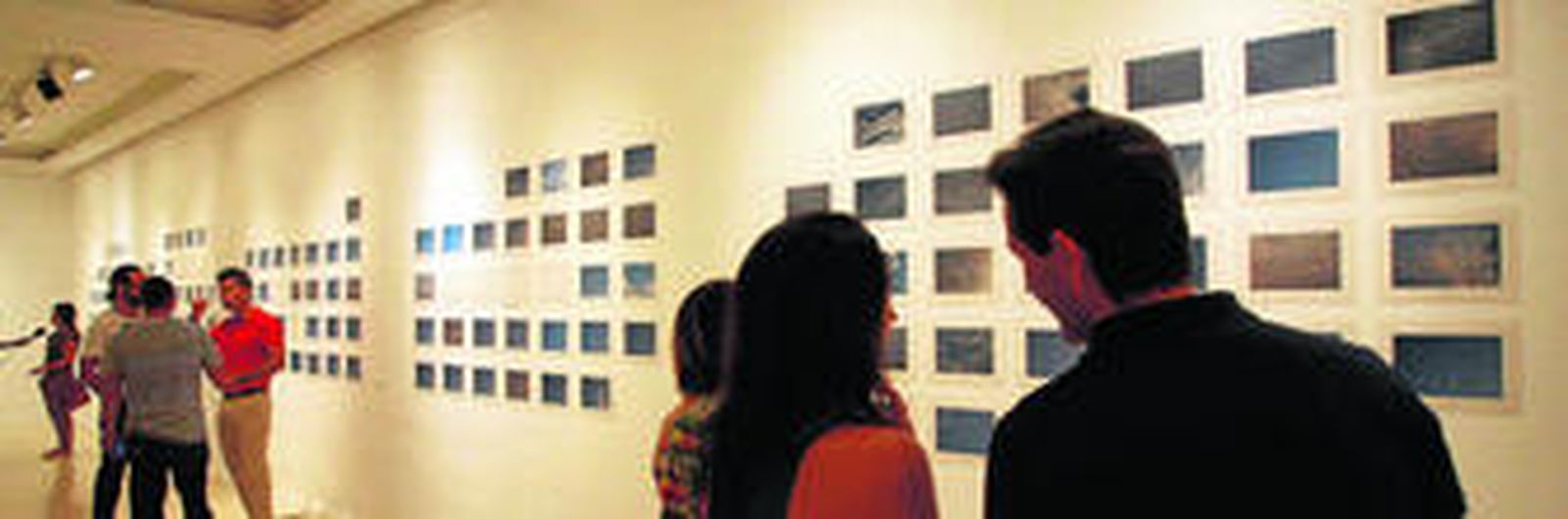 Imágenes de la inauguración. En el centro, Clara González con Elena Tobar.