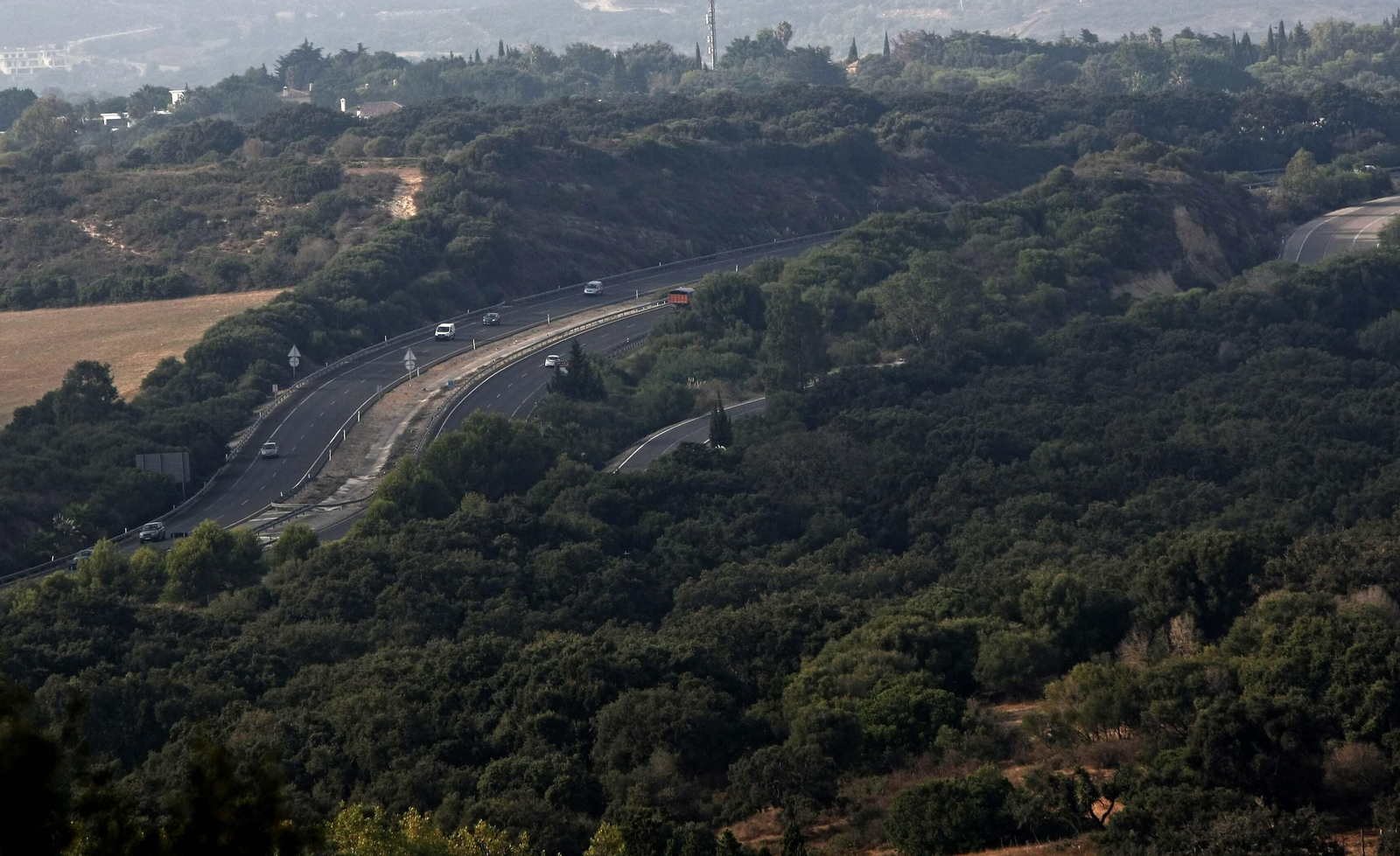 El alcornocal de Borondo y Guadalquitón, junto a la A-7.