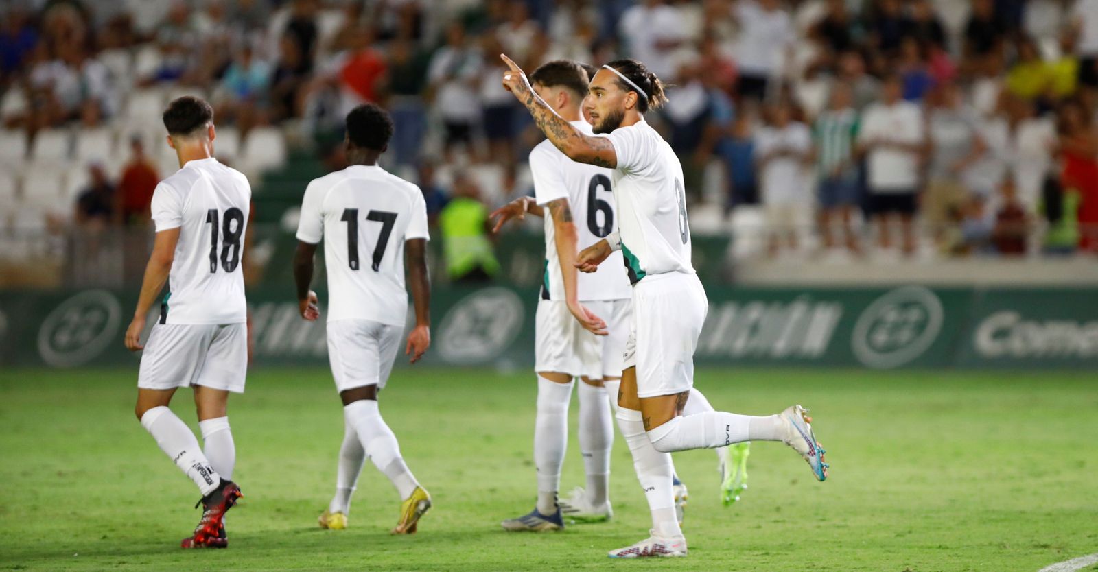 Gudelj celebra el gol del Córdoba CF al Cádiz en El Arcángel.