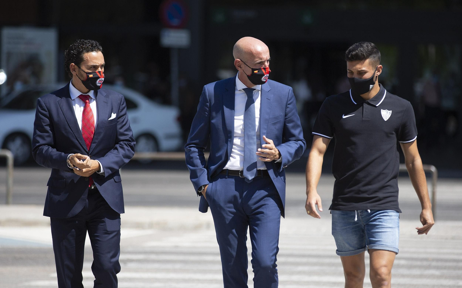 Monchi se dirige al jugador Óscar Rodríguez ante José María del Nido Carrasco.
