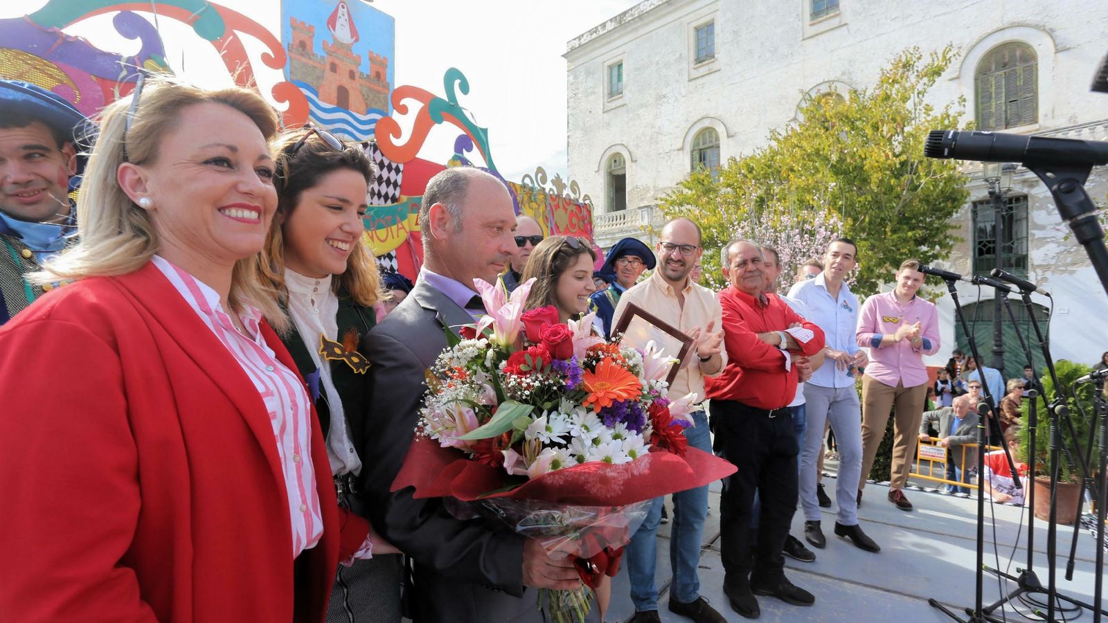 Manolito ‘El Polvorón’ recogió orgulloso el ‘Gañote de Oro’ durante la Gran Gañotá.