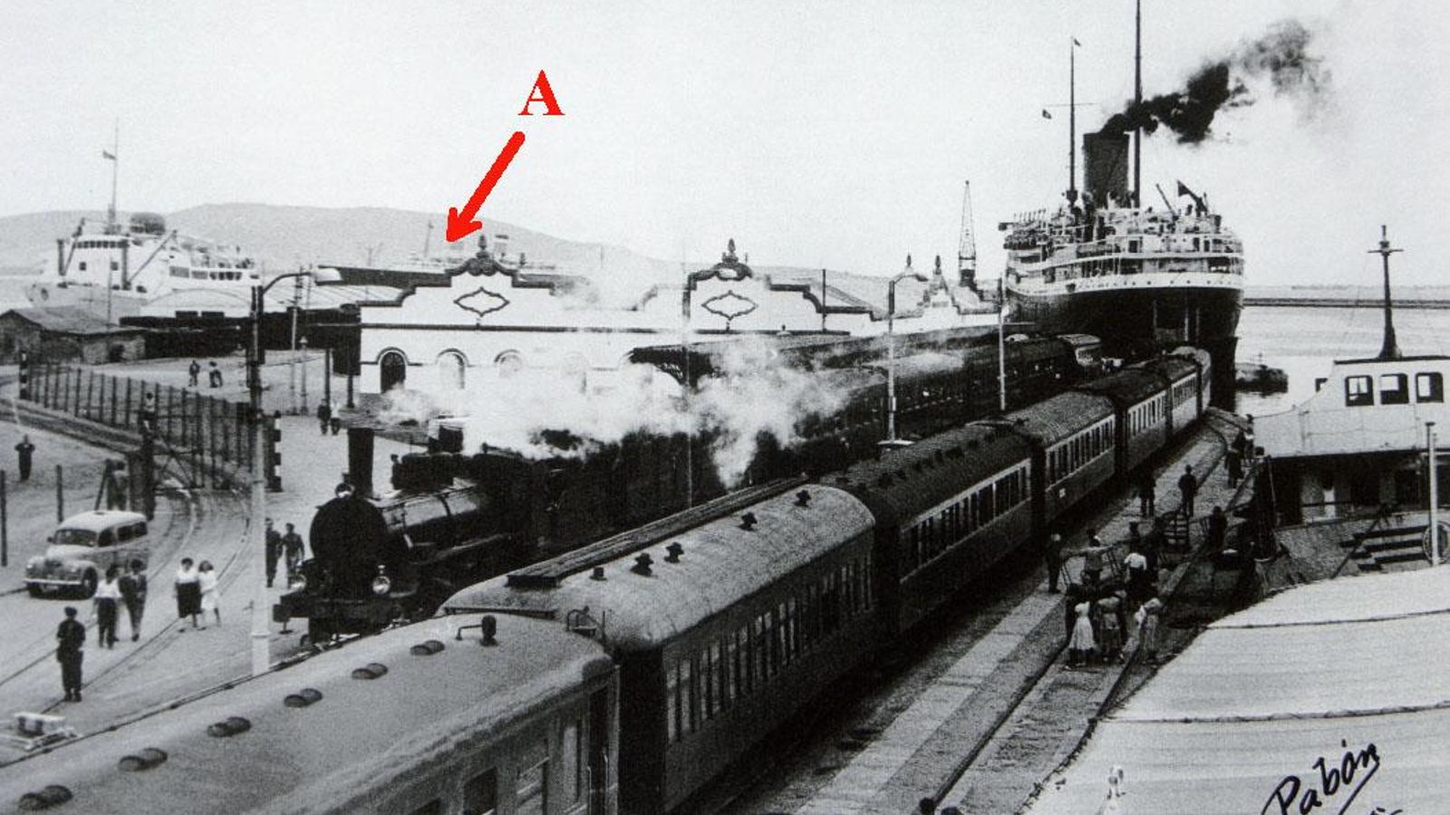 La Estación Marítima remodelada. Año 1956. El Aline, el Alcántara y, al fondo, con la letra A, el trasatlántico Independence. La Estación Marítima remodelada. Año 1956. El Aline, el Alcántara y, al fondo, con la letra A, el trasatlántico Independence.