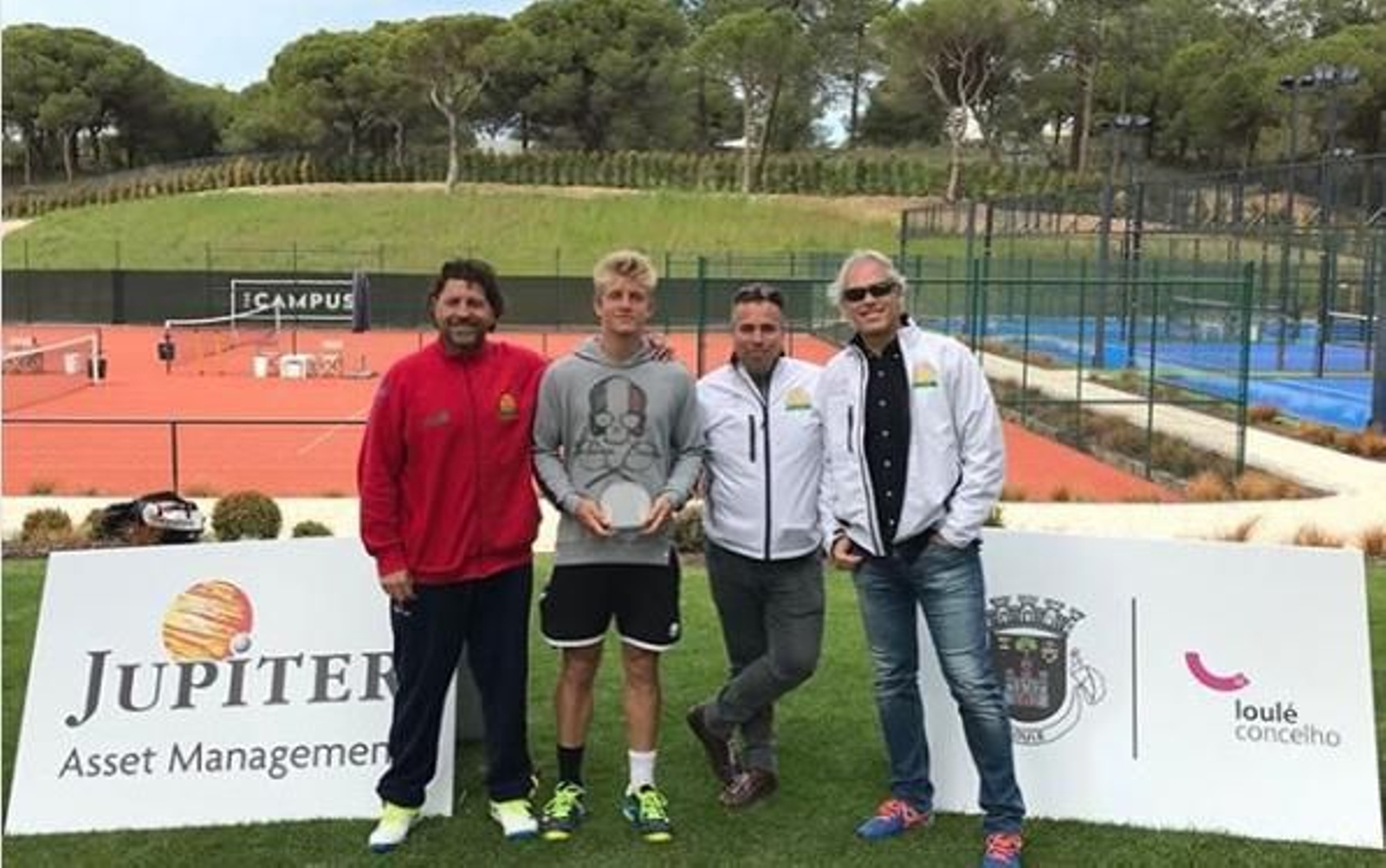 Davidovich, con el trofeo y su equipo.