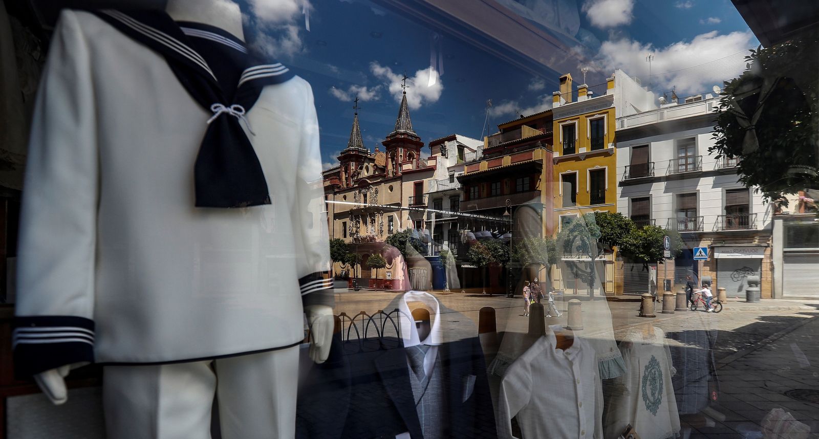 Un escaparate con trajes de comunión.