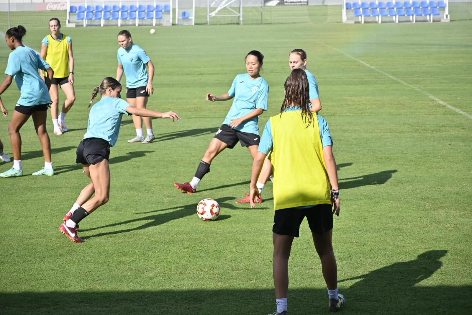 Entrenamiento del Sporting de Huelva a puertas abiertas, en imágenes