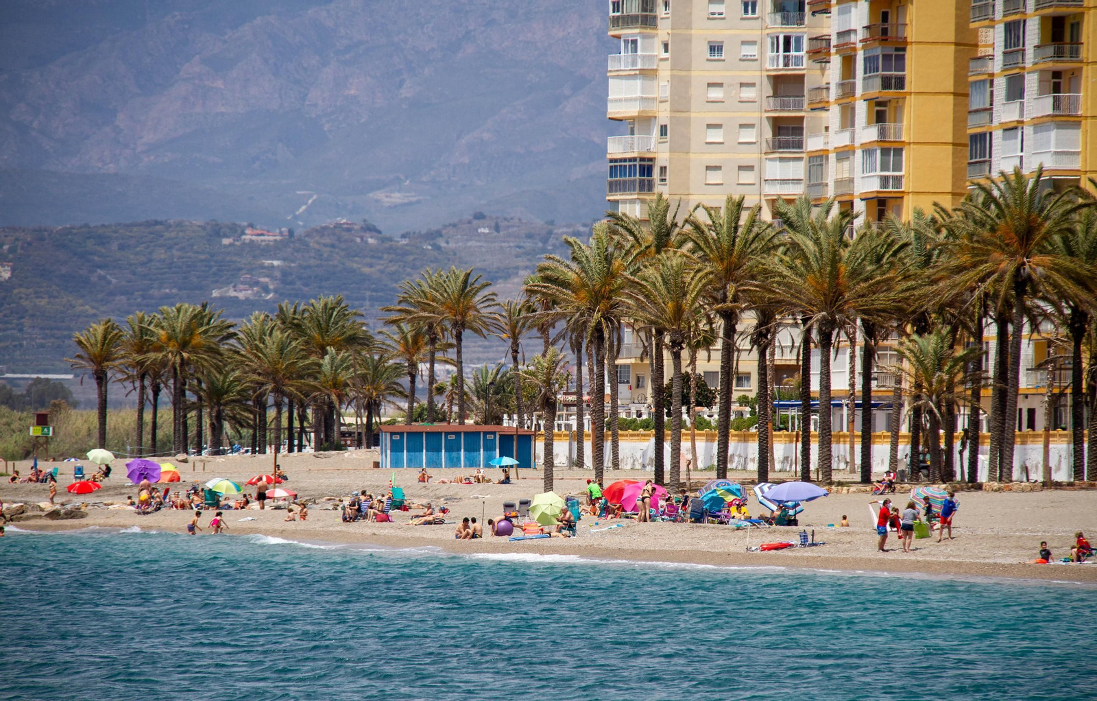 Varias personas disfrutan de una jornada de playa en Torrenueva Costa, en una imagen de archivo