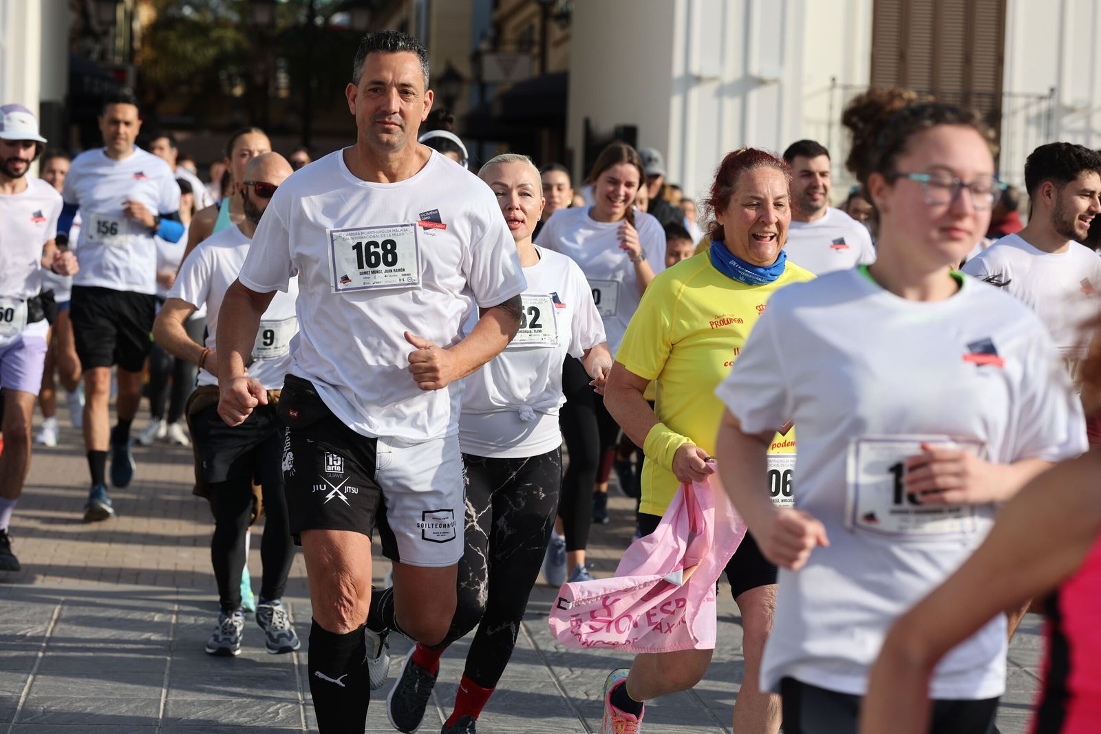 La Carrera Solidaria por el Día de la Mujer McArthurGlen, en fotos