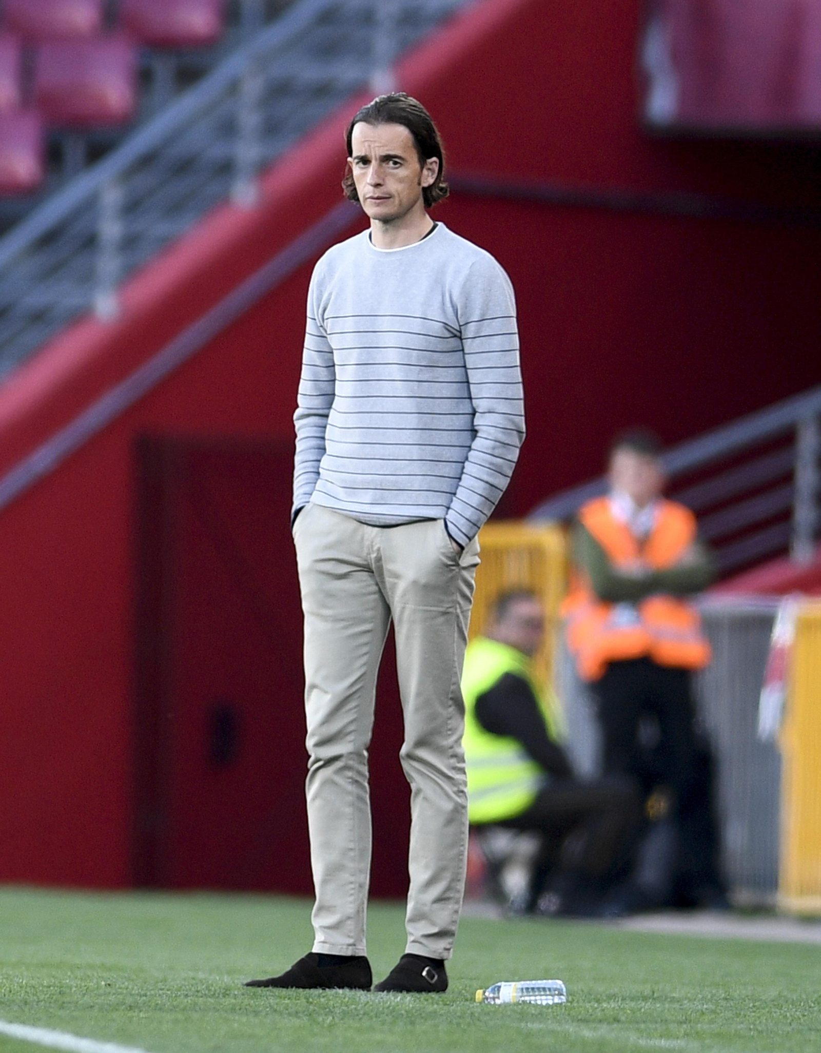 Tenorio sigue las evoluciones de un partido.