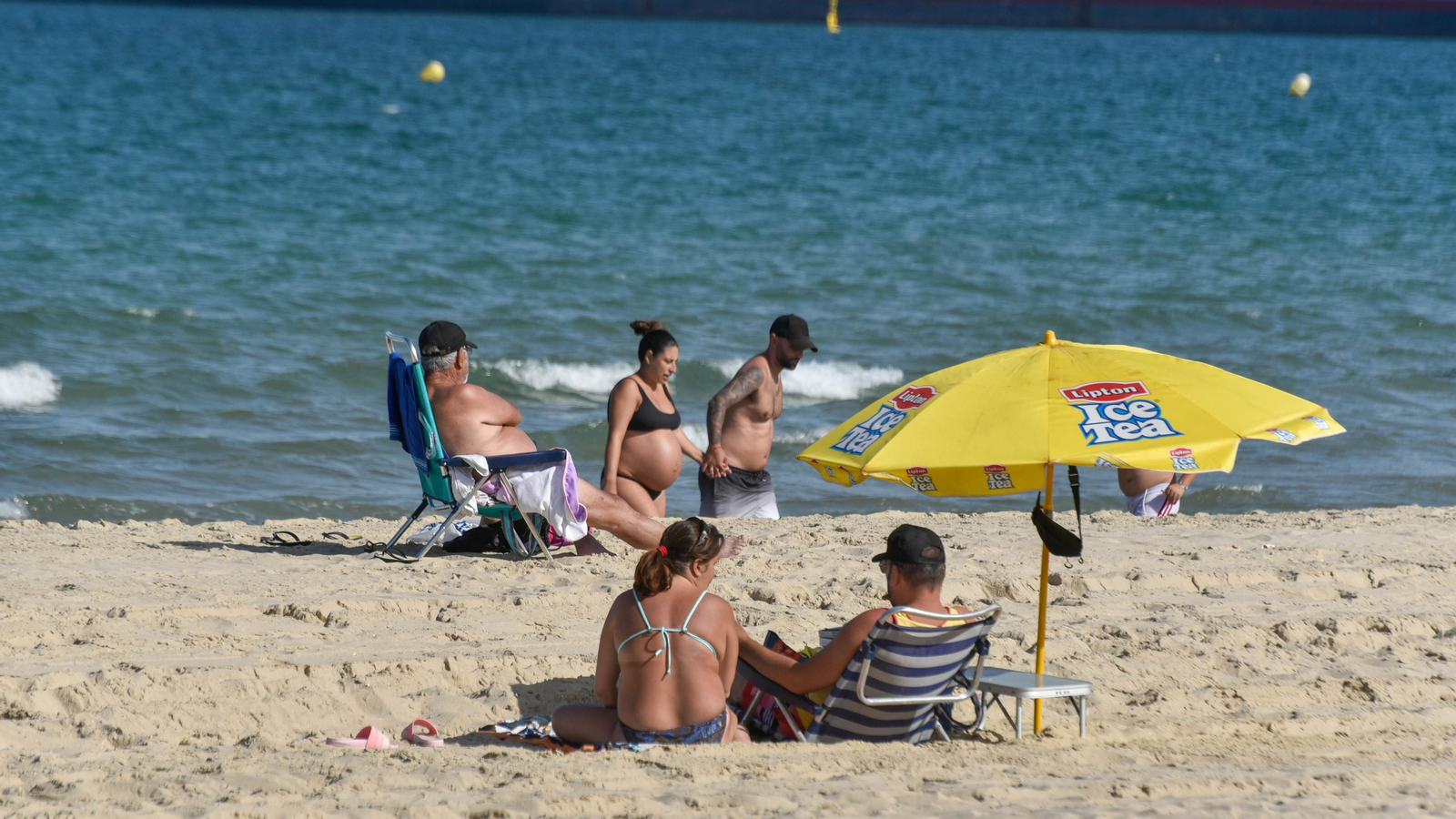Las fotos de una tarde sol y playa en Algeciras