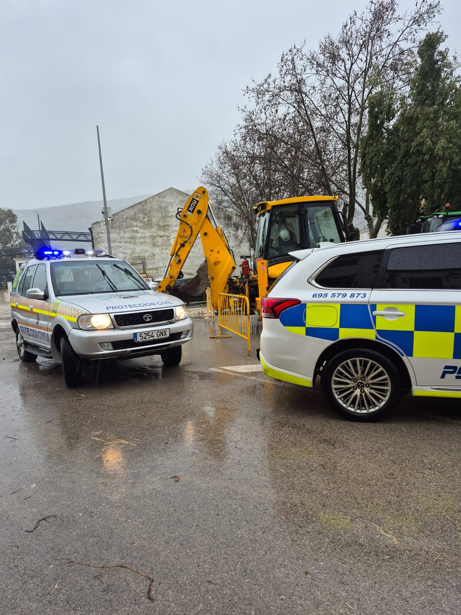 Policía Local y tractoristas en Almargen al paso de la borrasca Leonardo.