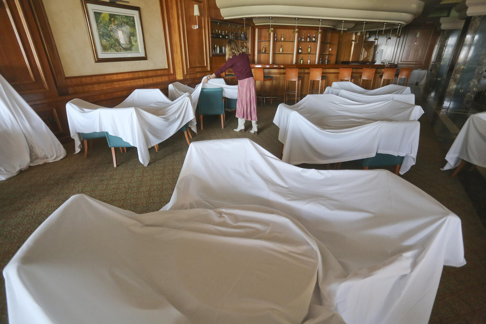 Sábanas blancas visten el hotel Amaragua de Torremolinos, cerrado por el coronavirus, en fotos