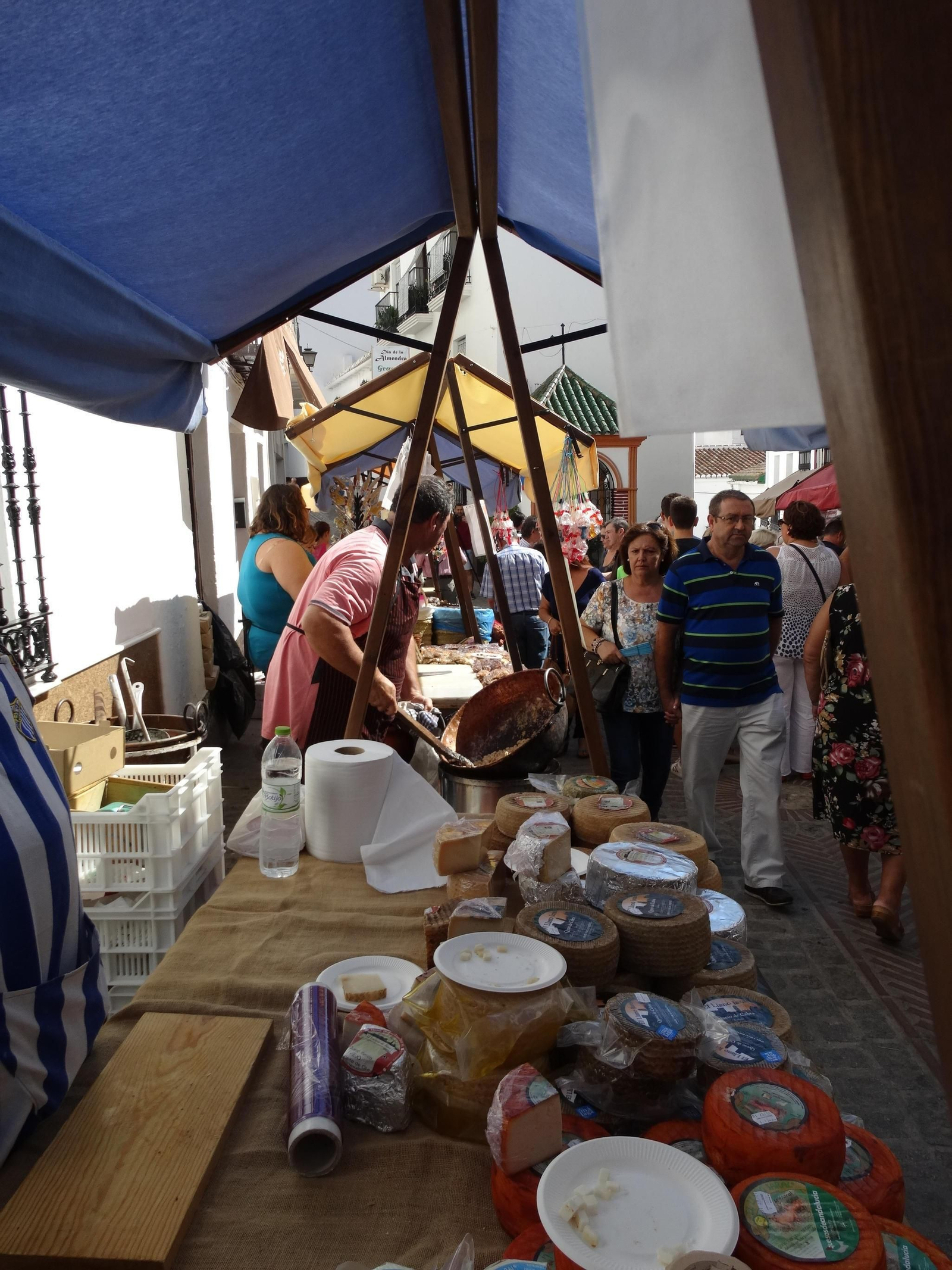 Aspecto de uno de los puestos de almendras que se instalan en el Día de la Almendra en Almogía.