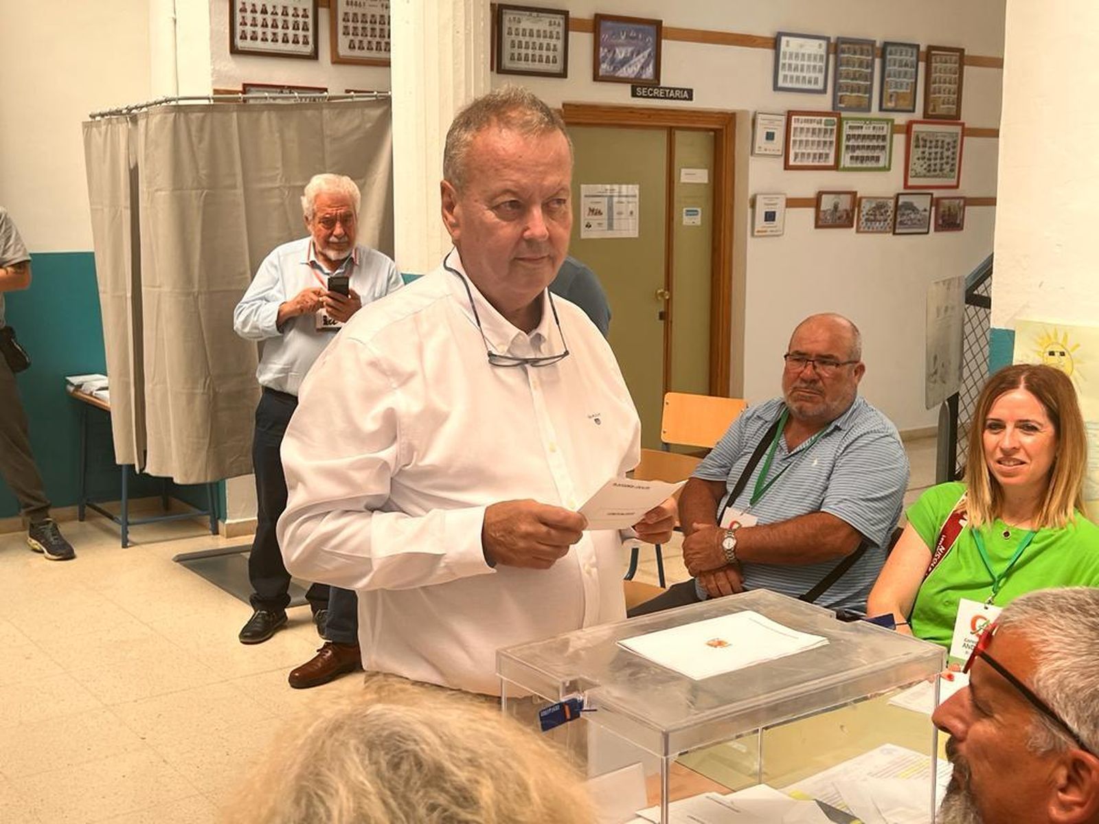Fotos: así está votando la Costa de Granada en el inicio de las elecciones municipales 2023