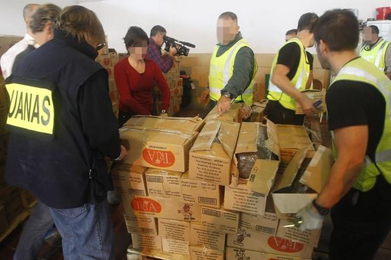 La Guardia Civil interviene 4.800 kilos de hachís en un contenedor en el muelle de Cádiz. 

Foto: Jose Braza