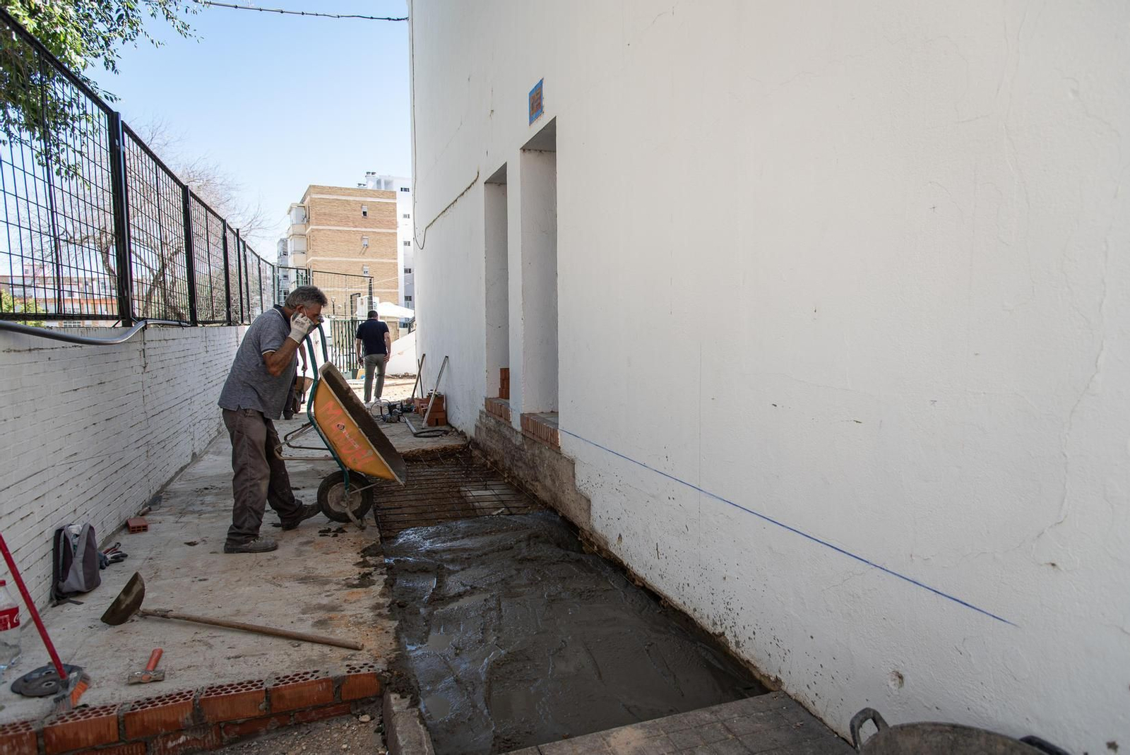 Operarios con el material para las obras de reforma. Operarios con el material para las obras de reforma.