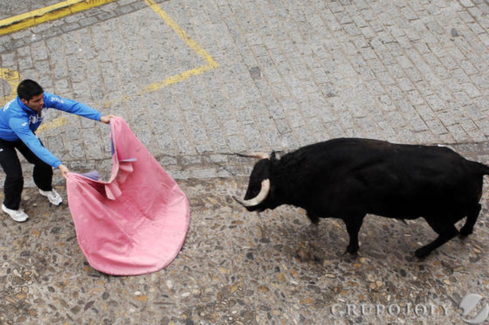 Un hombre resultó herido grave por una fuerte cornada en el abdomen en Arcos. Vejer, Paterna o Benamahoma también vivieron su fiesta

Foto: Ramon Aguilar