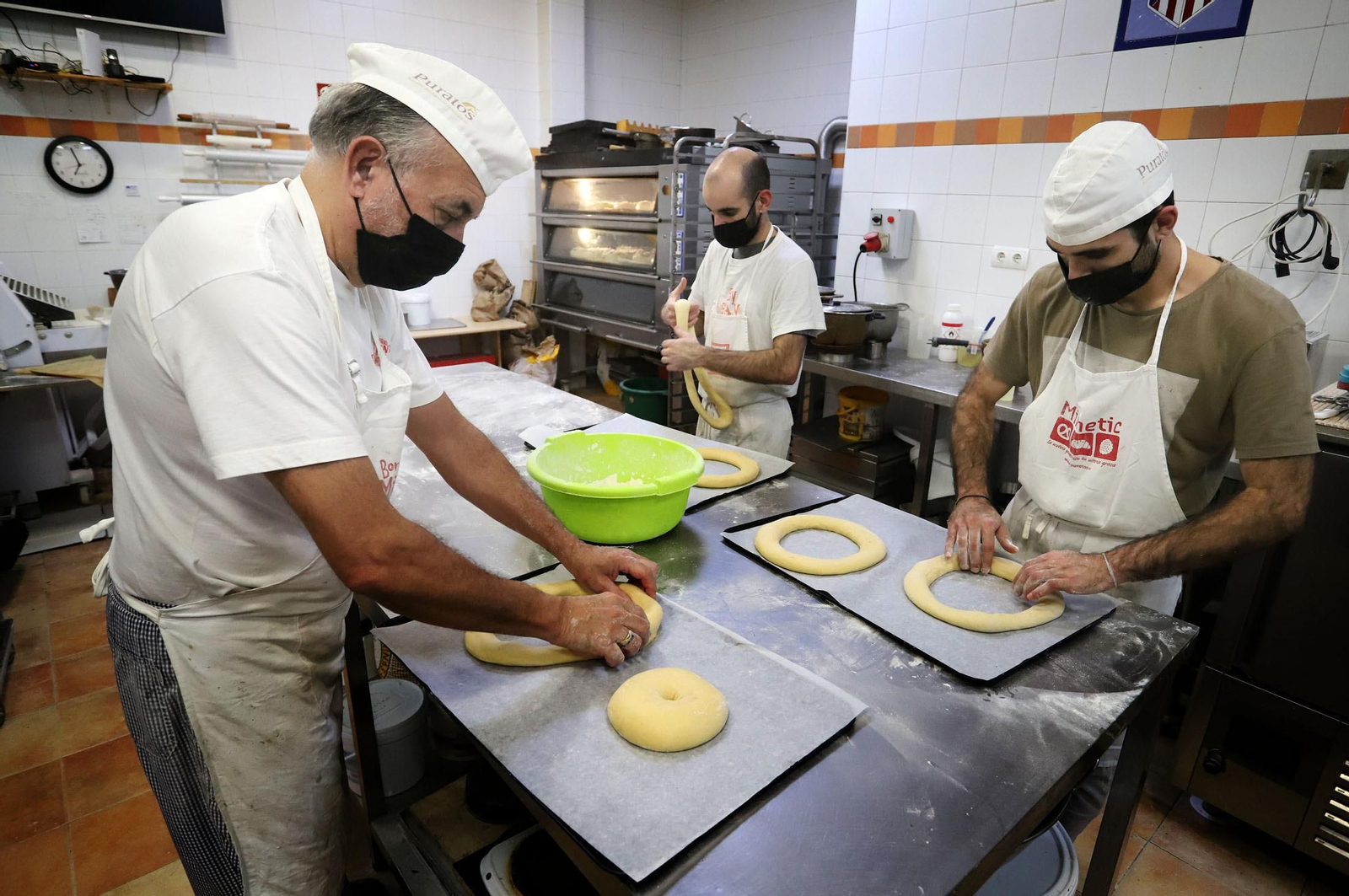 Imágenes de la elaboración del Roscón de Reyes en la Dulcería Nova Ruiz