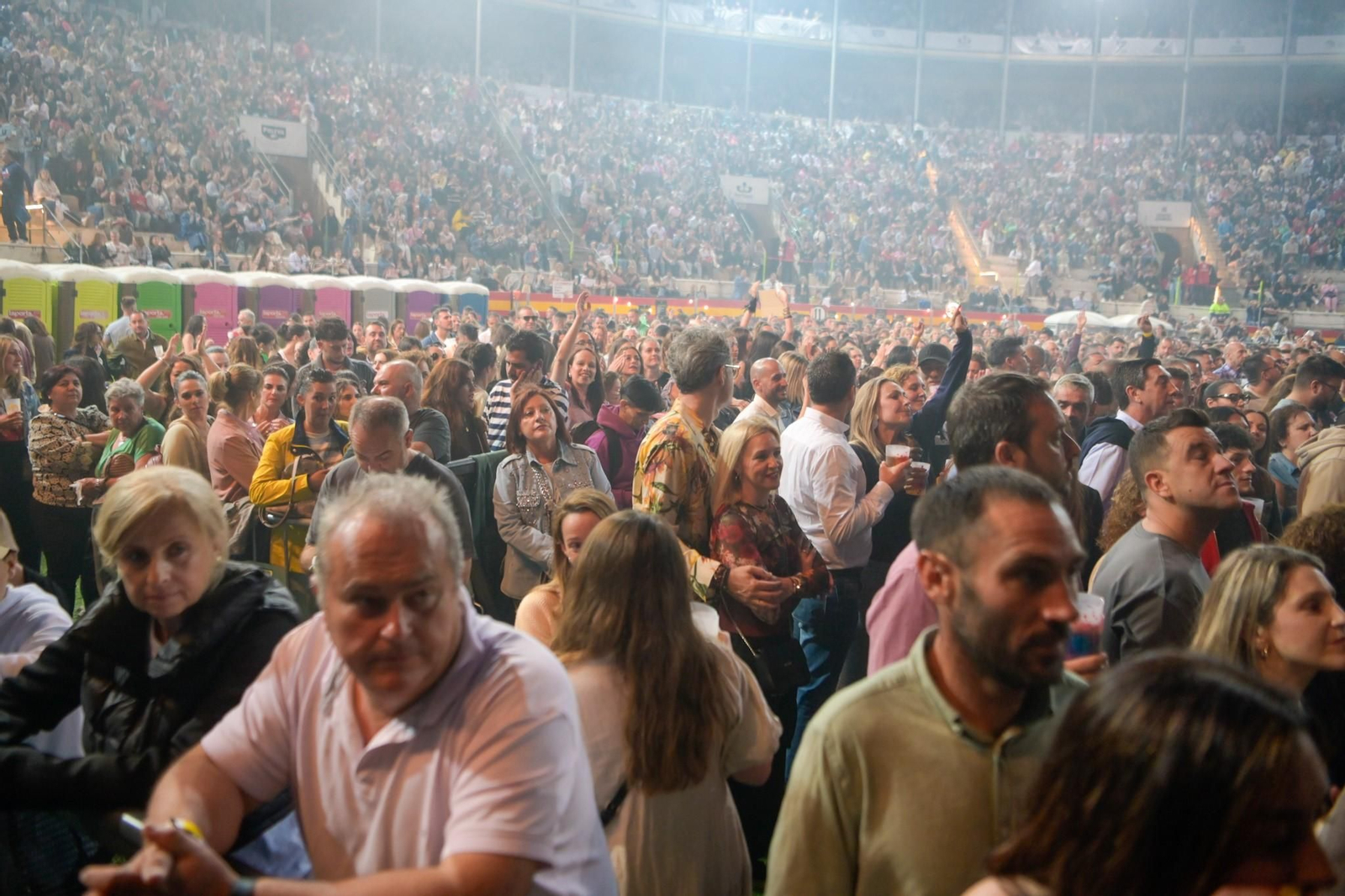 La lluvia de Granada no frena el baño de masas de un Manuel Carrasco ‘Salvaje’