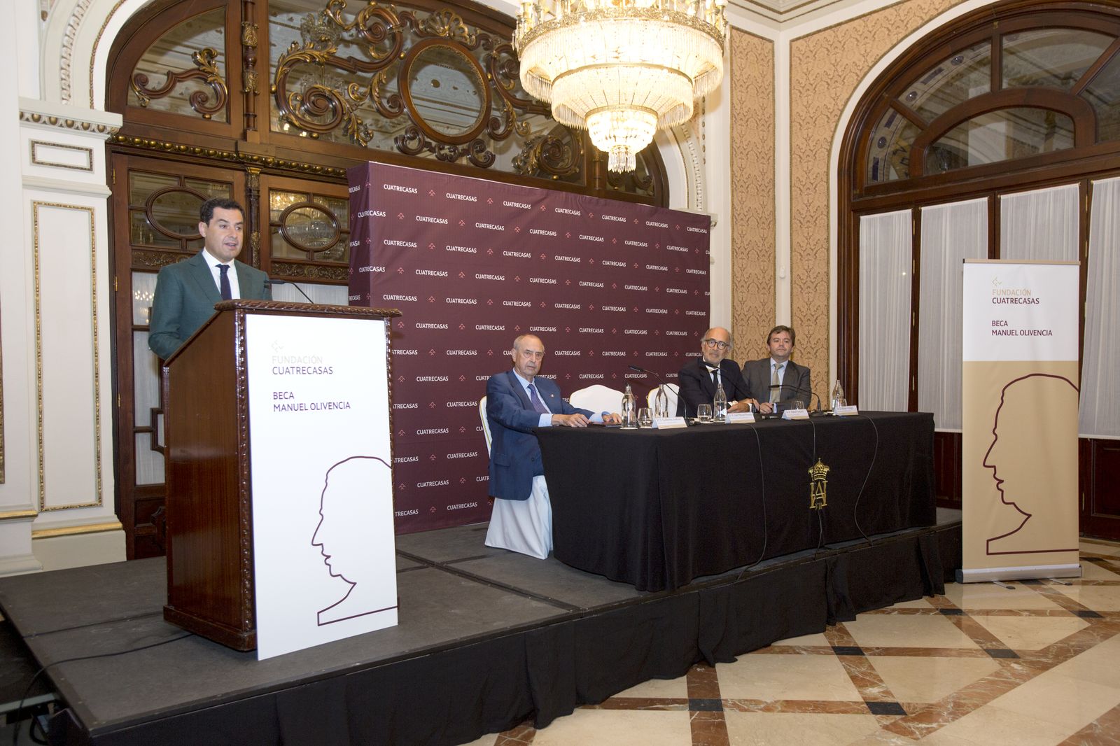 Las imágenes de la entrega de la Beca Manuel Olivencia