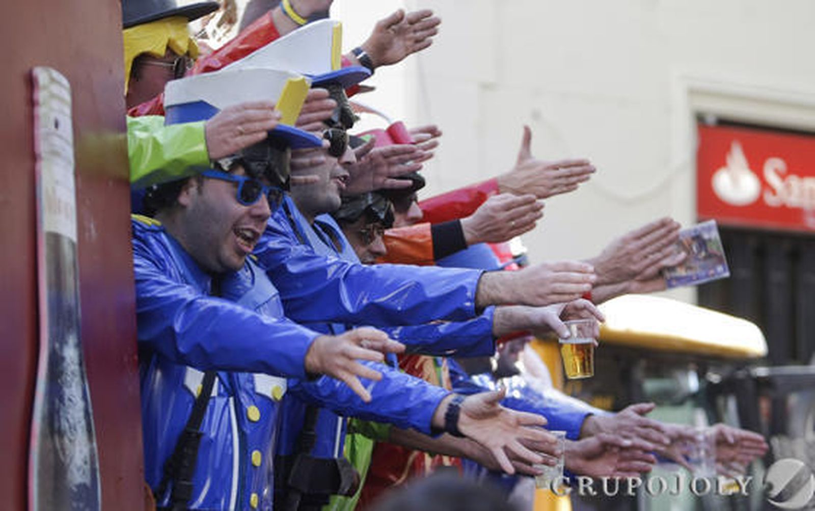 Las calles se llenan de agrupaciones oficiales e ilegales que reciben el aplauso de aficionados que logran disfrutar de una fiesta menos concurrida que la del domingo  Foto: Julio Gonzalez