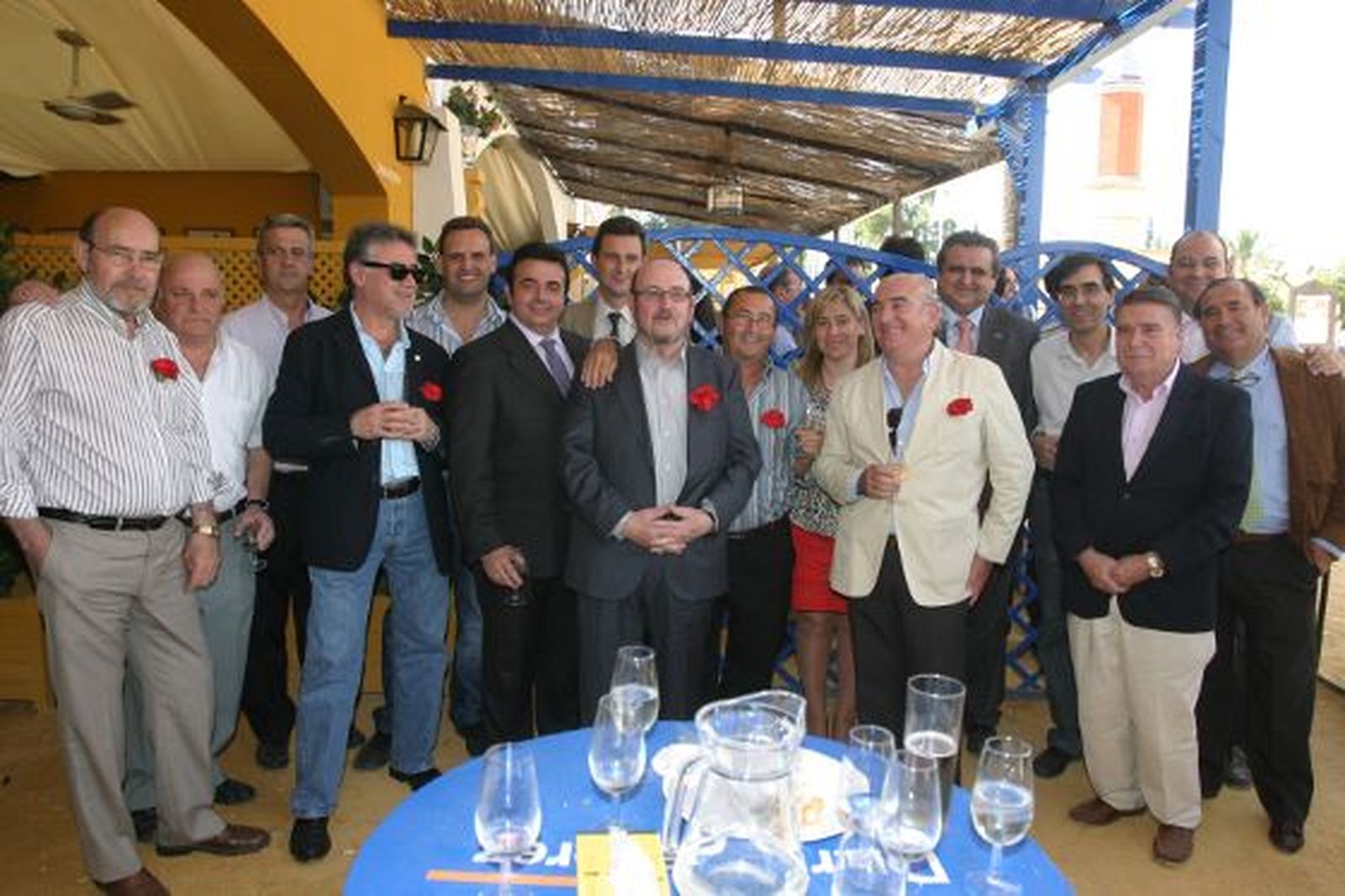 Responsables de la Asociación de Vendedores de la Prensa de Sevilla, Málaga y Jerez brindan con una copa de jerez en la caseta, junto al gerente del Diario, Miguel Berraquero.

Foto: Vanesa Lobo