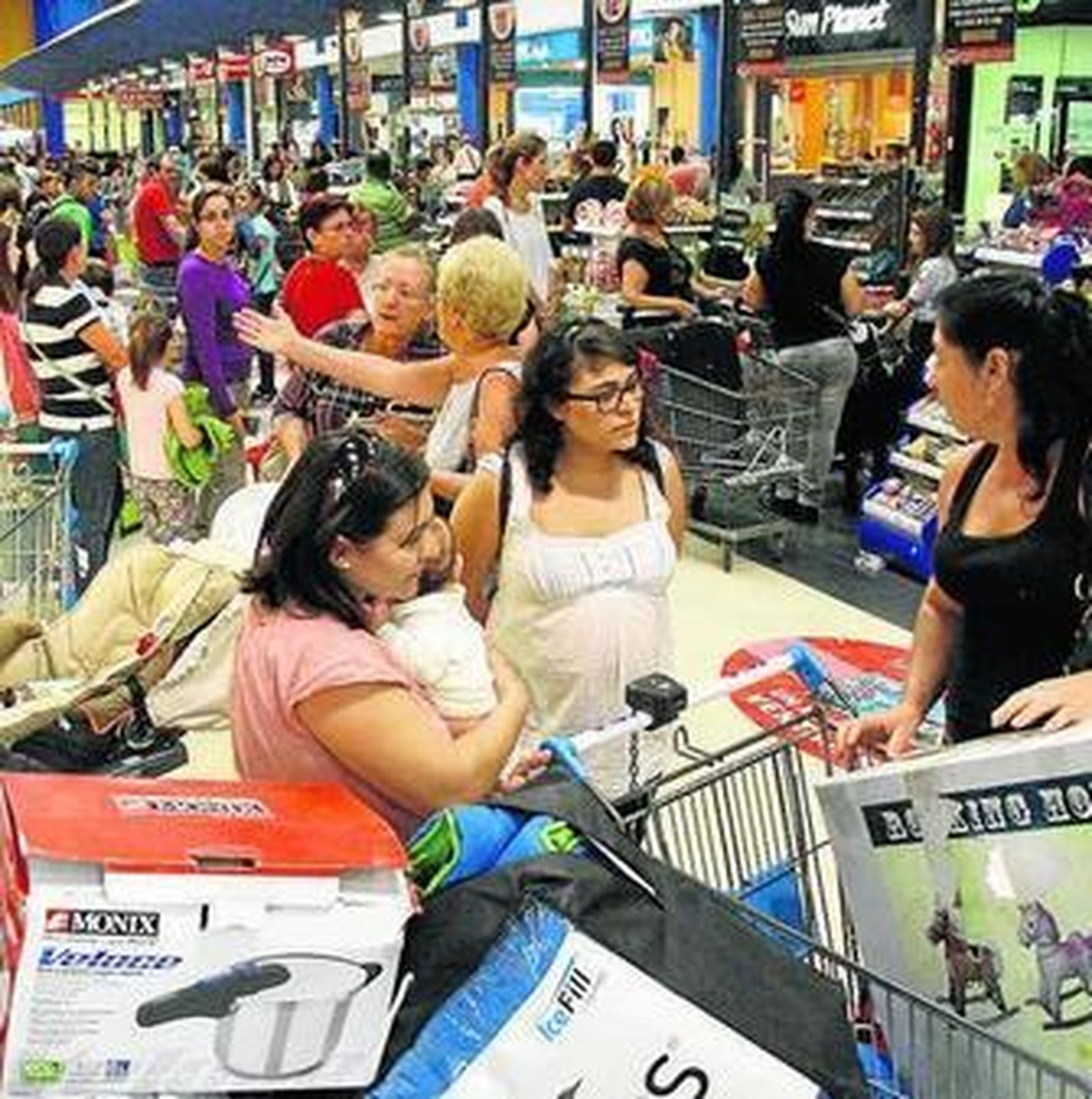 Largas esperas durante el fin de semana para realizar compras.